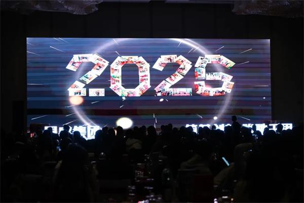 筑基創(chuàng)新·駿馳千里 | 2025年同盛集團(tuán)躍馬領(lǐng)航贏未來(lái)年度盛典圓滿(mǎn)收官！